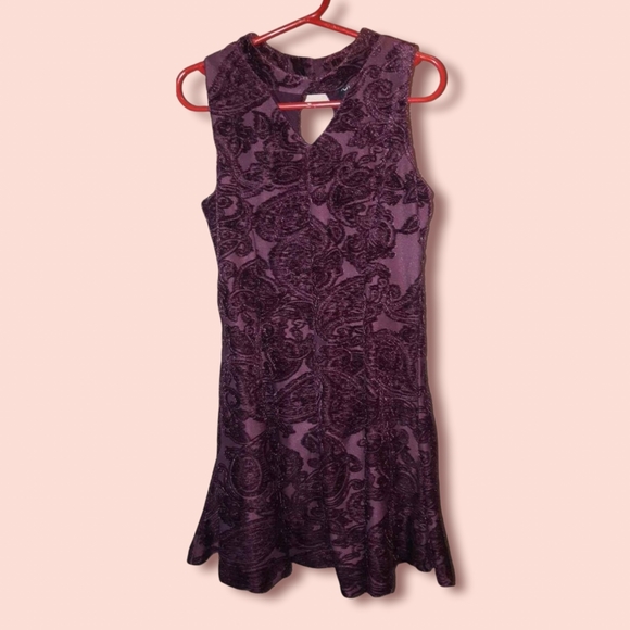(7) Girls Velvet Dress Wine Colour w/ Floral Design - Picture 1 of 4